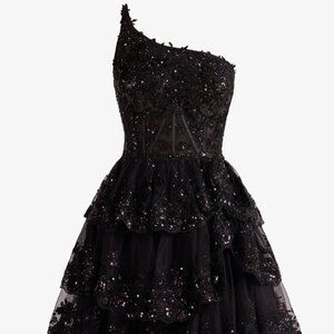 Black Tulle/lace and Sequin homecoming dress sz small but runs big One shoulder